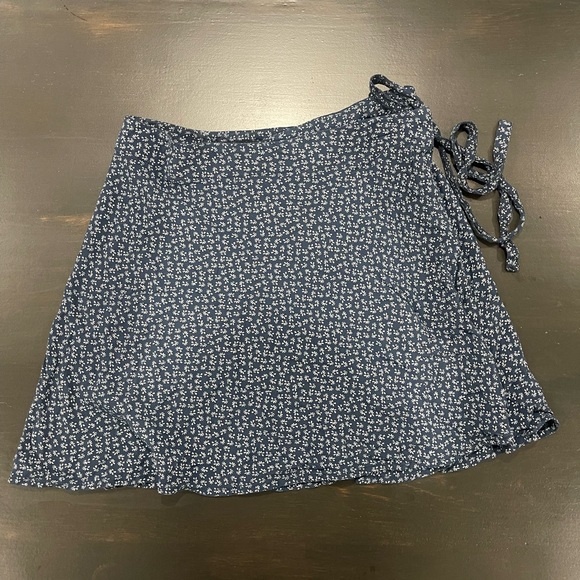 Brandy Melville Genevieve Navy Floral Wrap Skirt - Picture 2 of 6